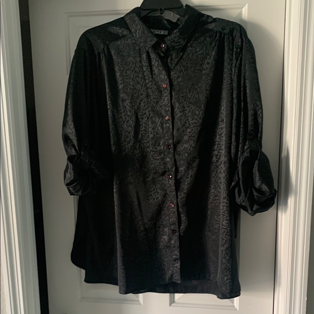 Elegant Black Button-Up Shirt - Picture 4 of 5